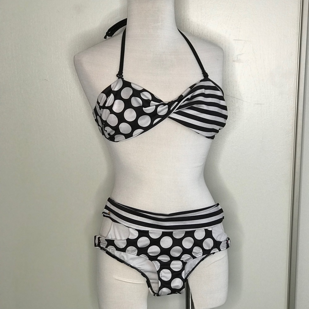 Black/white bandeau bikini💙💛 ❤️ - Picture 4 of 5